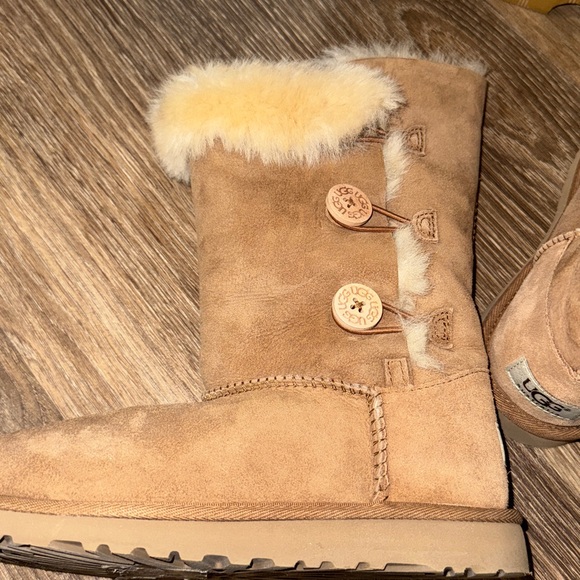 Ugg K Bailey button triplet size 4 youth in box - Picture 5 of 6